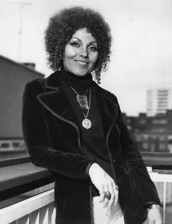 Cleo Laine, Jazz Vocalist and TonyNominated Theater Actress, Dies at(00)